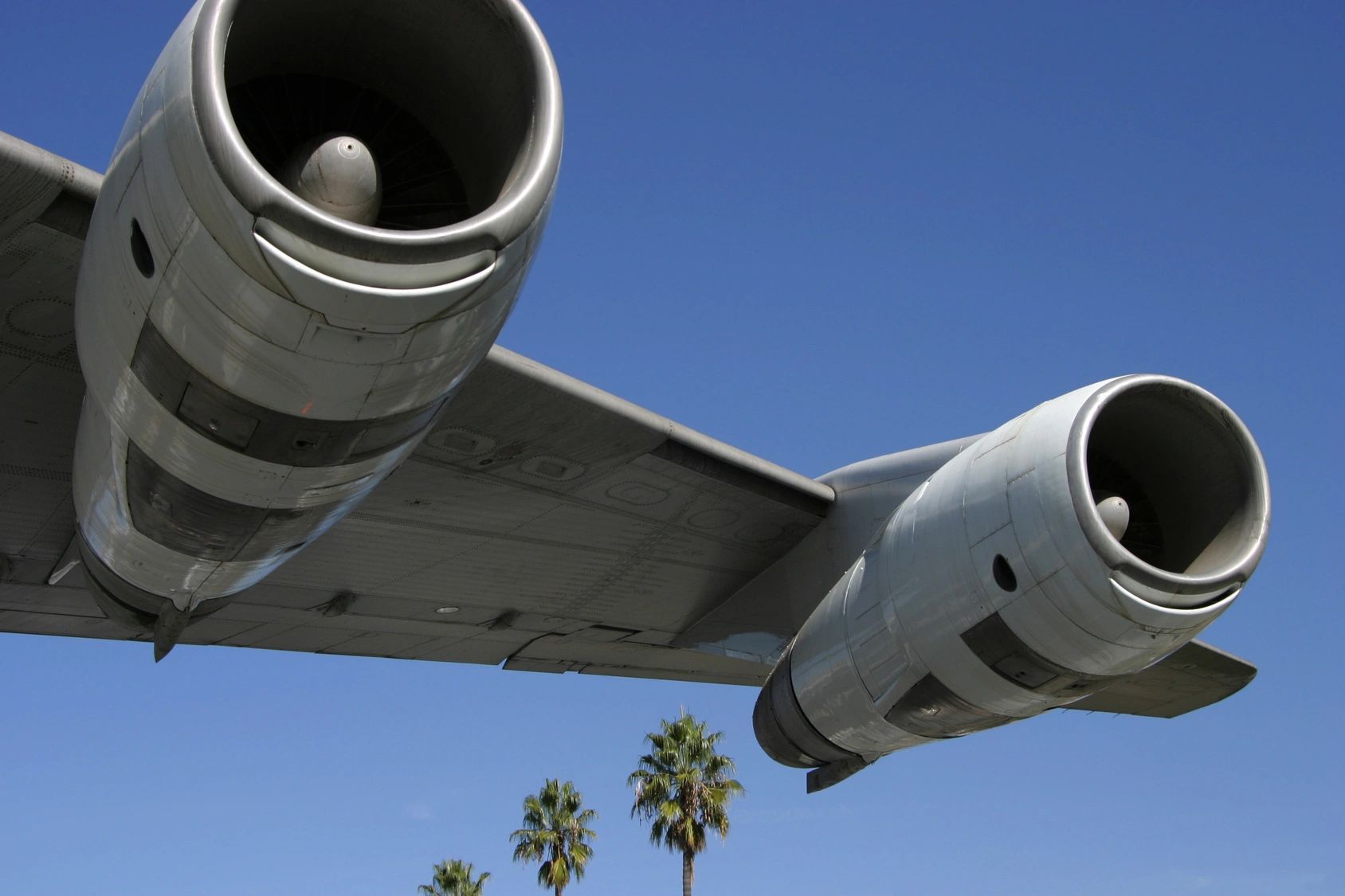 Commercial aircraft jet engines